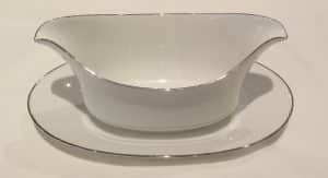 Gravy Boat, White/Silver